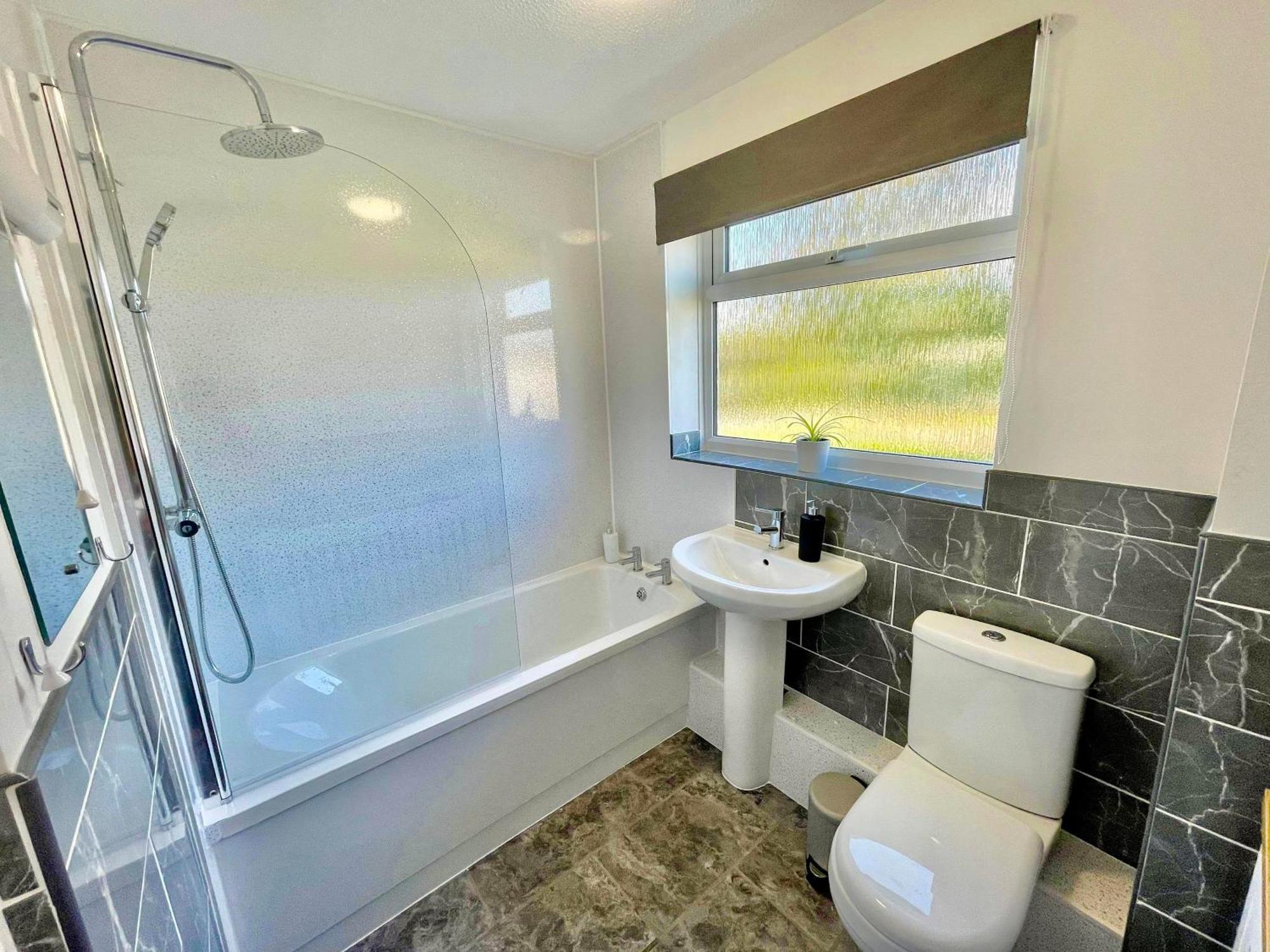 Spacious 3 Bed House, Sleeps 6, Free Parking - 14 Millers Close Leominster Exterior foto